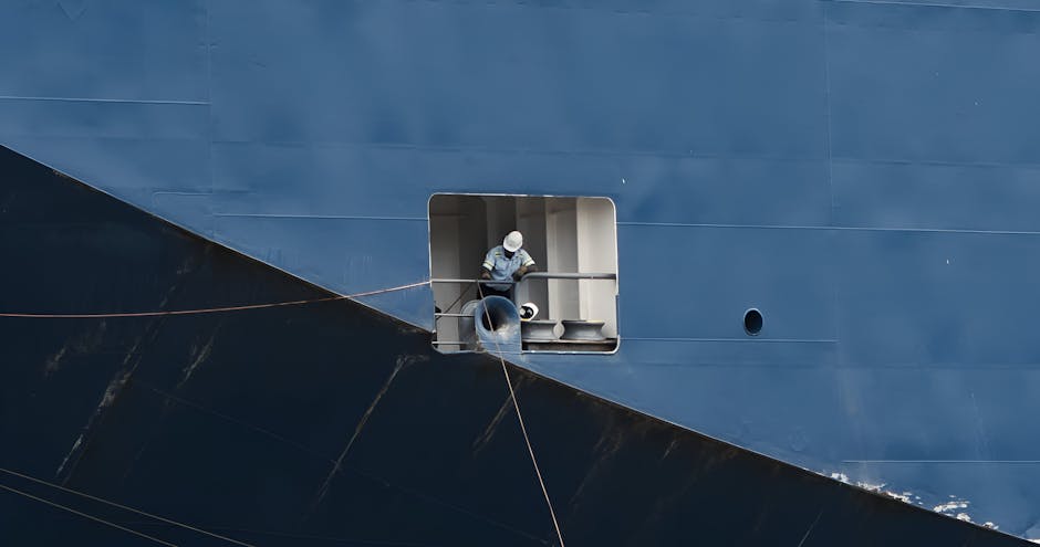 Técnico de electricidad naval trabajando en cuadro de distribución de un buque de pasaje