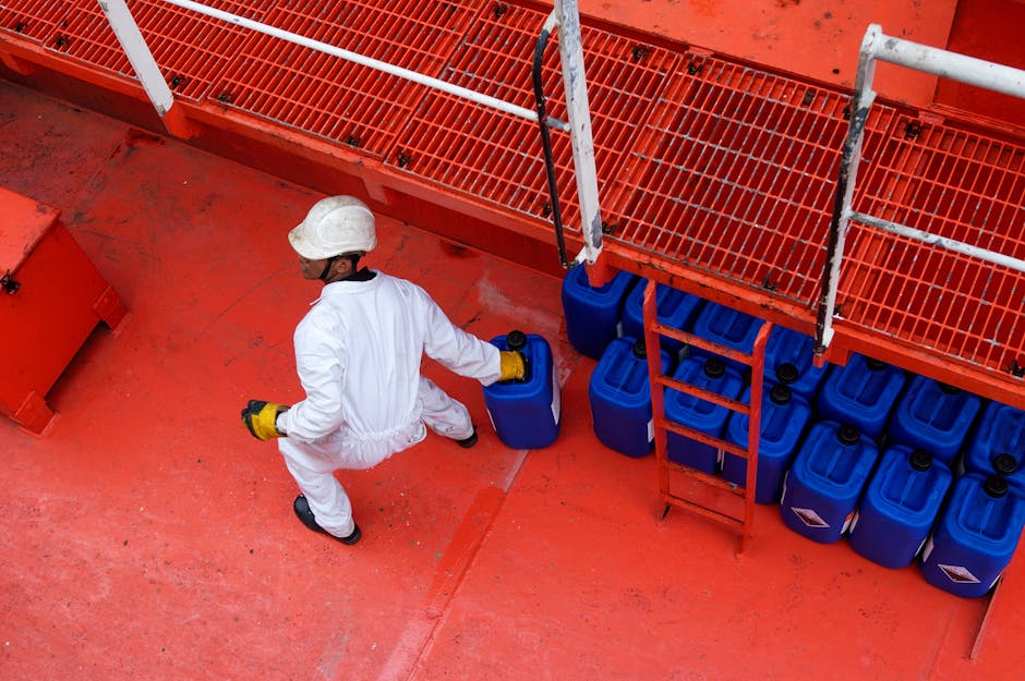 Inspector de sociedad de clasificación revisando documentación técnica a bordo de un crucero