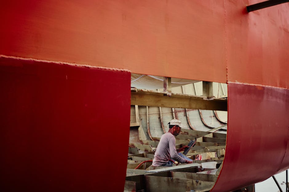 Trabajos de pintura antifouling en obra viva de un crucero en dique seco